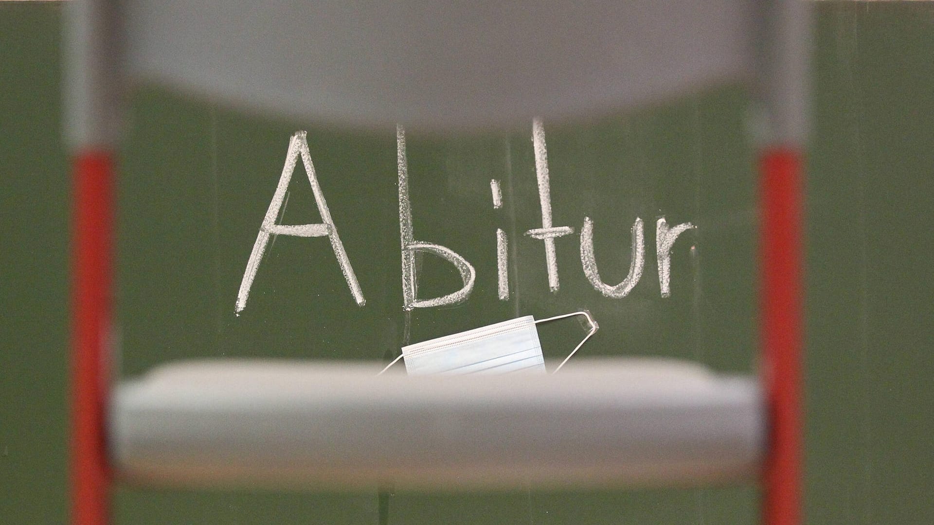 Eine Tafel mit der Aufschrift "Abitur" (Symbolbild): Die Abiturientinnen und Abiturienten des vergangenen Corona-Jahrgangs lieferten die besten Ergebnisse seit dem Mauerfall.