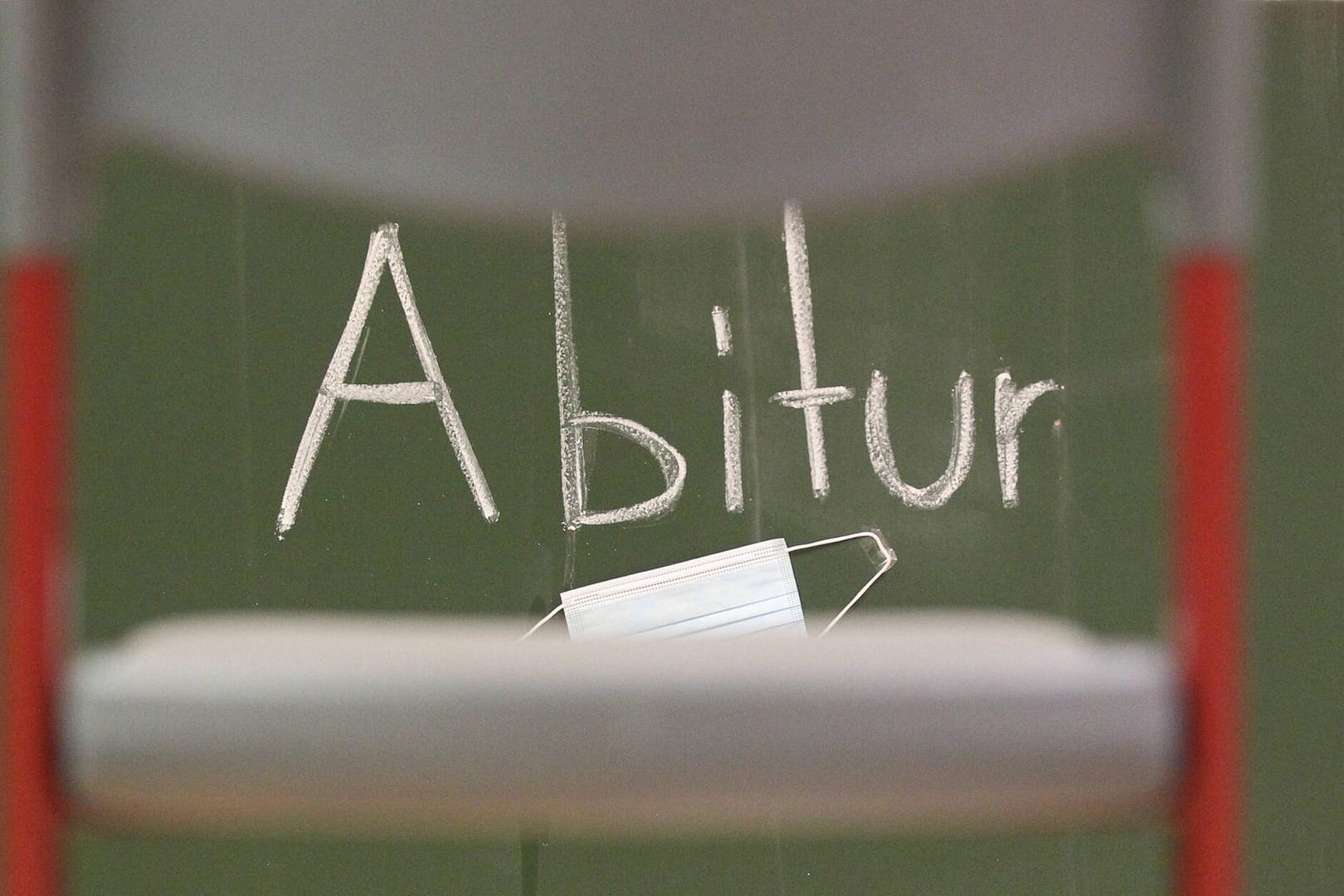 Eine Tafel mit der Aufschrift "Abitur" (Symbolbild): Die Abiturientinnen und Abiturienten des vergangenen Corona-Jahrgangs lieferten die besten Ergebnisse seit dem Mauerfall.