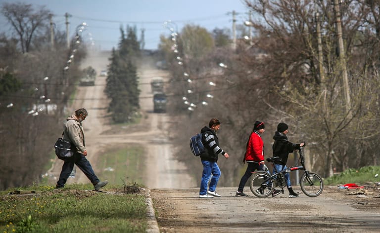 Tausende Menschen fliehen aus Mariupol. Immer wieder werden die Flüchtlinge auch auf dem Weg angegriffen.