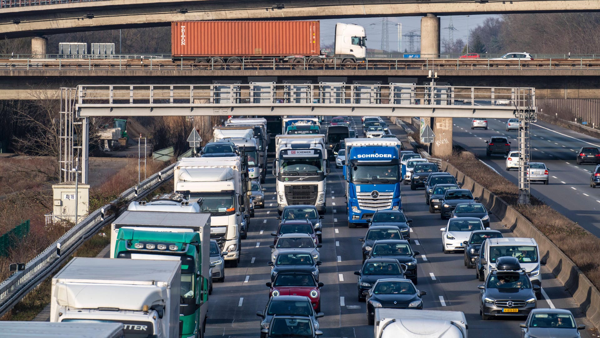 Ein Stau auf der Autobahn A3 beim Kreuz Köln-Ost (Archivbild): Reiserückkehrer sollten zum Ferienende mehr Zeit einplanen.