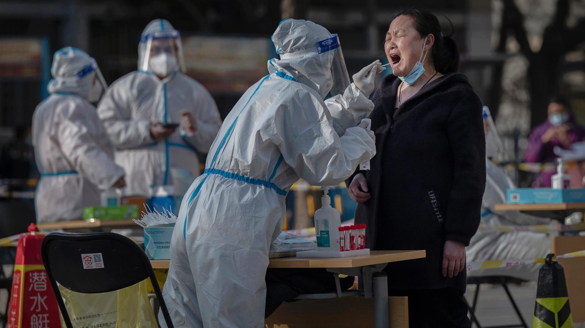 Jeder wird getestet (Symbolbild): Mit Massentests versucht China, ein Ausbreiten der hochansteckenden Omikronvariante zu verhindern.