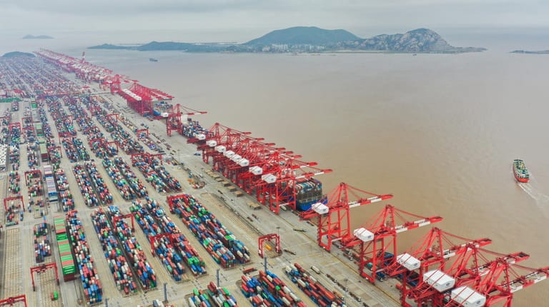 Hafen in Shanghai: Der größte Hafen der Welt ist laut Aussagen vieler Reedereien noch operationsfähig – aber scheinbar nicht mehr im vollen Umfang.