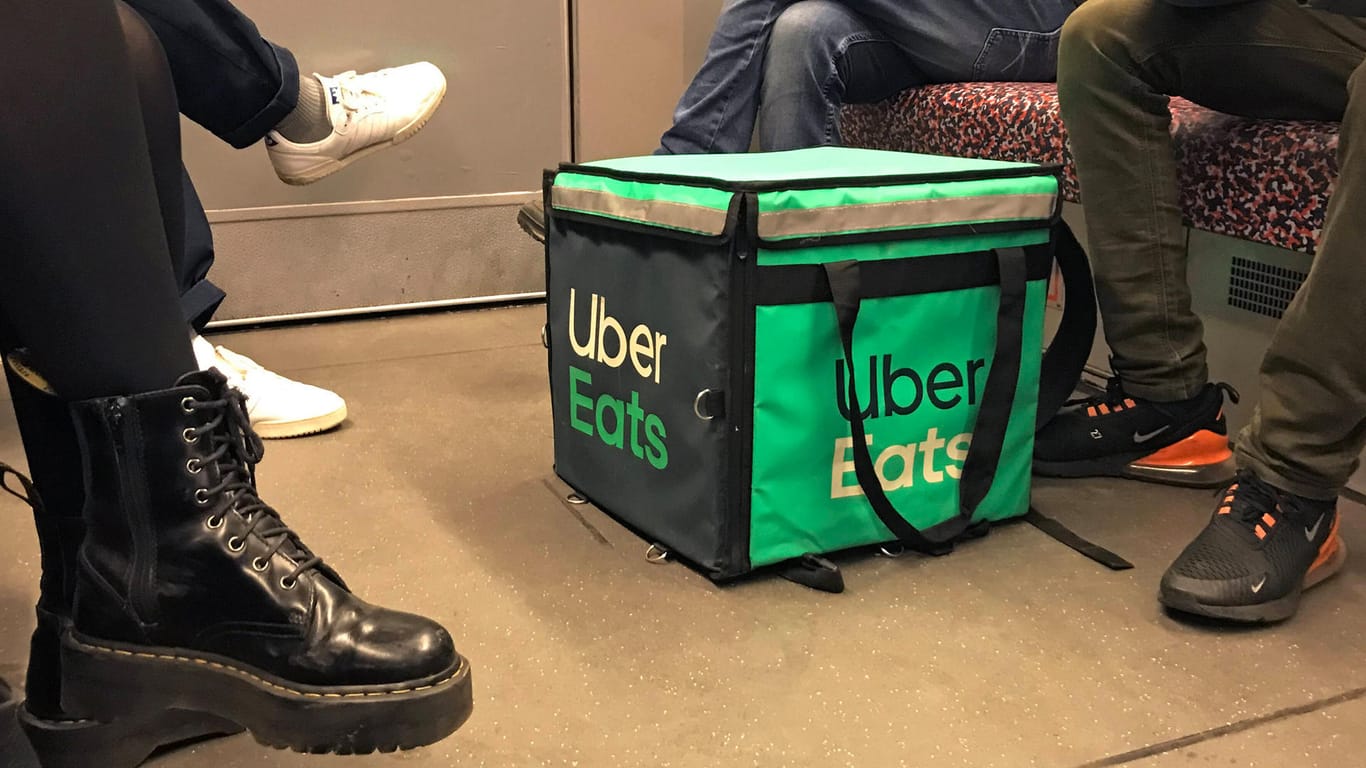 Ein Uber Eats-Lieferant in einer Berliner Bahn (Symbolbild): Für Abonnenten sollen etwa die Liefergebühren entfallen.