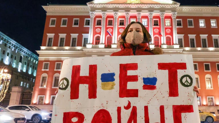 Eine Frau protestiert am 24. Februar in Moskau gegen den Krieg: Inzwischen sind solche Demonstrationen nicht mehr möglich.