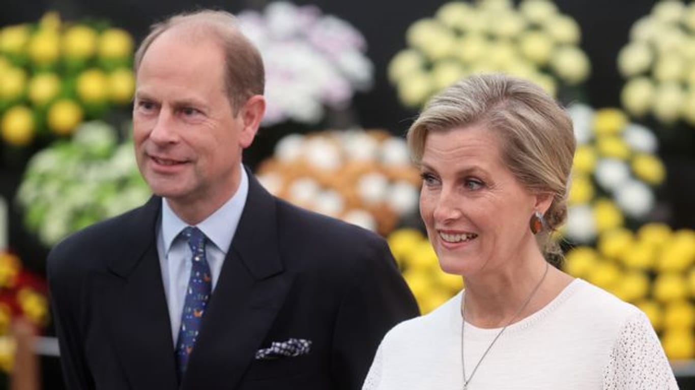 Prinz Edward, Earl of Wessex, und seine Frau Sophie, Countess of Wessex, rücken aus der zweiten Reihe nach vorn.