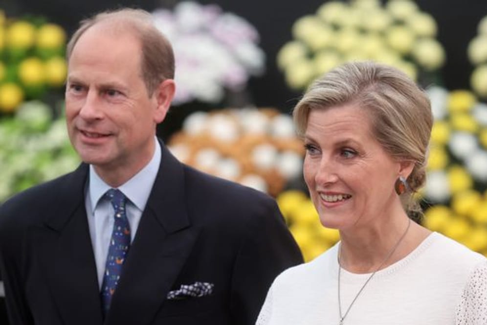 Prinz Edward, Earl of Wessex, und seine Frau Sophie, Countess of Wessex, rücken aus der zweiten Reihe nach vorn.