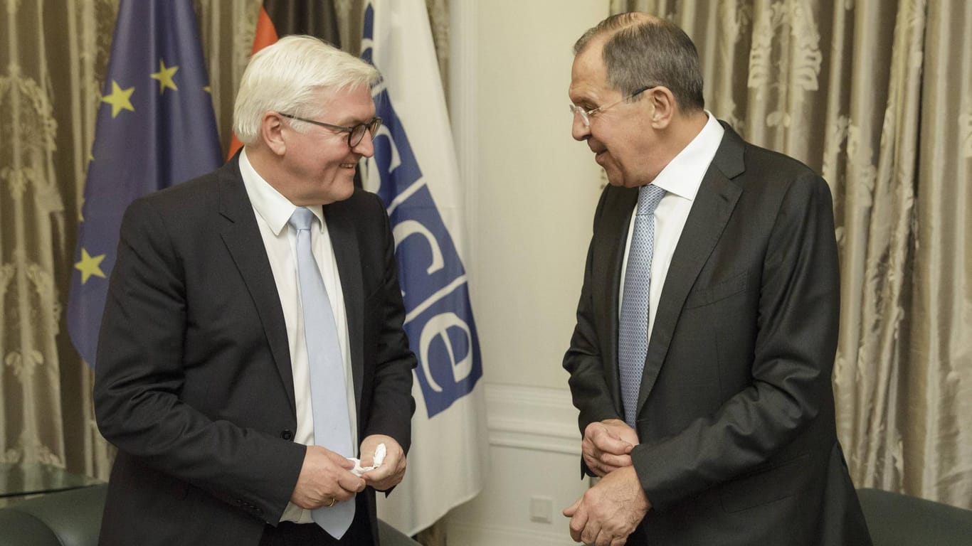 Bundespräsident Frank-Walter Steinmeier (SPD) pflegte als Außenminister ein enges Verhältnis zu seinem russischen Amtskollegen Sergej Lawrow (hier 2016 in Hamburg).