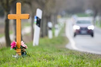 Ein Kreuz zum Gedenken an ein Opfer eines Unfalls: Die Zahl der Verkehrstoten in Deutschland steigt wieder.
