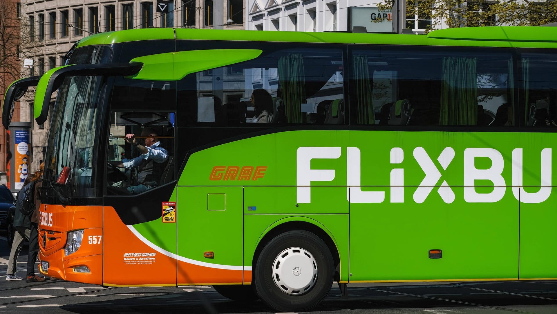 Ein Fernlinienbus von außen (Symbolbild): Der Angeklagte soll versucht haben, seinen Sitznachbarn zu töten. Ein Fernlinienbus von außen (Symbolbild): Der Angeklagte soll versucht haben, seinen Sitznachbarn zu töten.