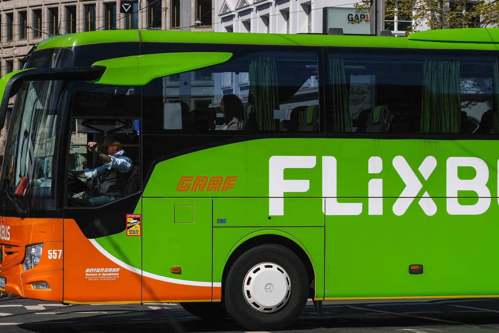 Ein Fernlinienbus von außen (Symbolbild): Der Angeklagte soll versucht haben, seinen Sitznachbarn zu töten.