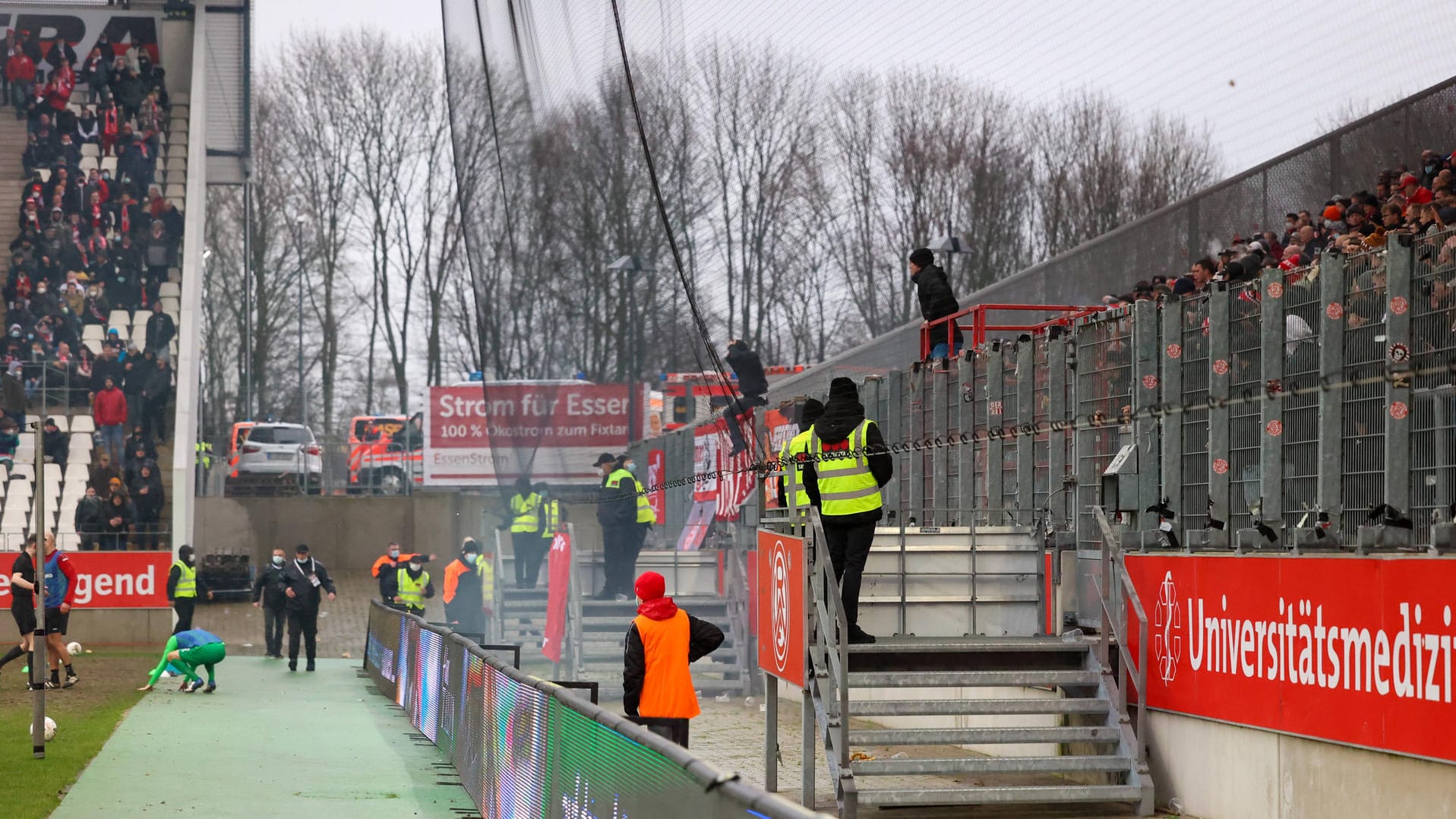 Rot-Weiss Essen gegen Preußen Münster im Stadion an der Hafenstraße in Essen vor 10.000 Zuschauern: Das Spiel wurde beim Stand von 1:1 in der 75. Spielminute abgebrochen. Rot-Weiss Essen gegen Preußen Münster im Stadion an der Hafenstraße in Essen vor 10.000 Zuschauern: Das Spiel wurde beim Stand von 1:1 in der 75. Spielminute abgebrochen.