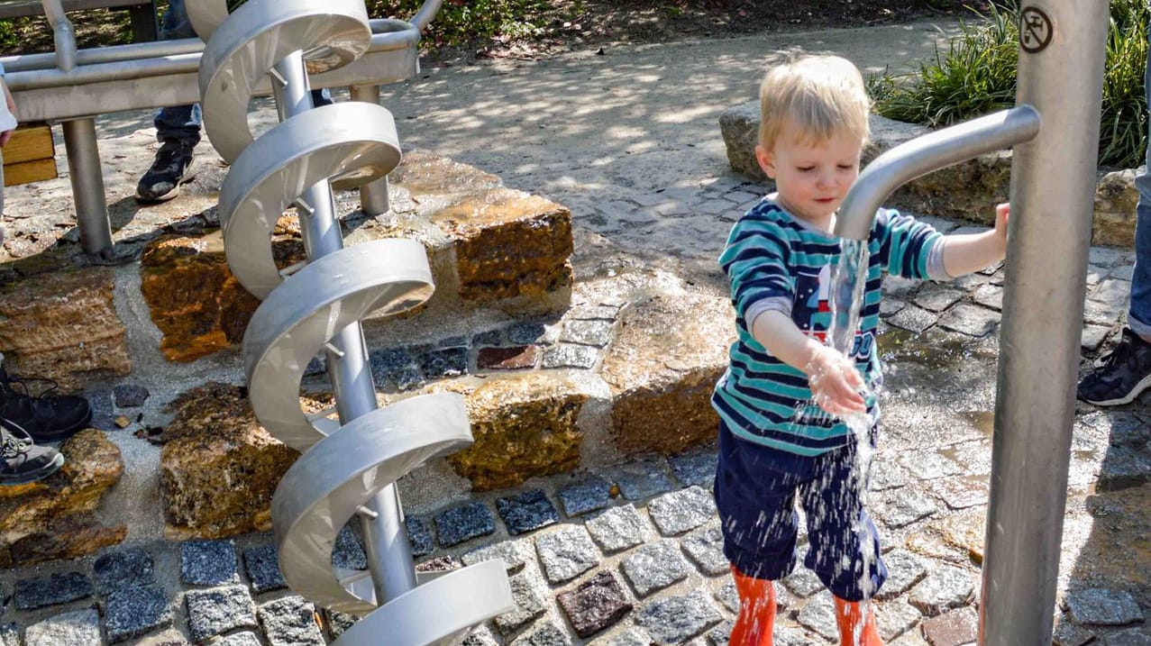 Kinder in der Wilhelma in Stuttgart: Der Amazonien-Spielplatz hat nun einen größeren Wasserspielbereich mit neuen Geräten.