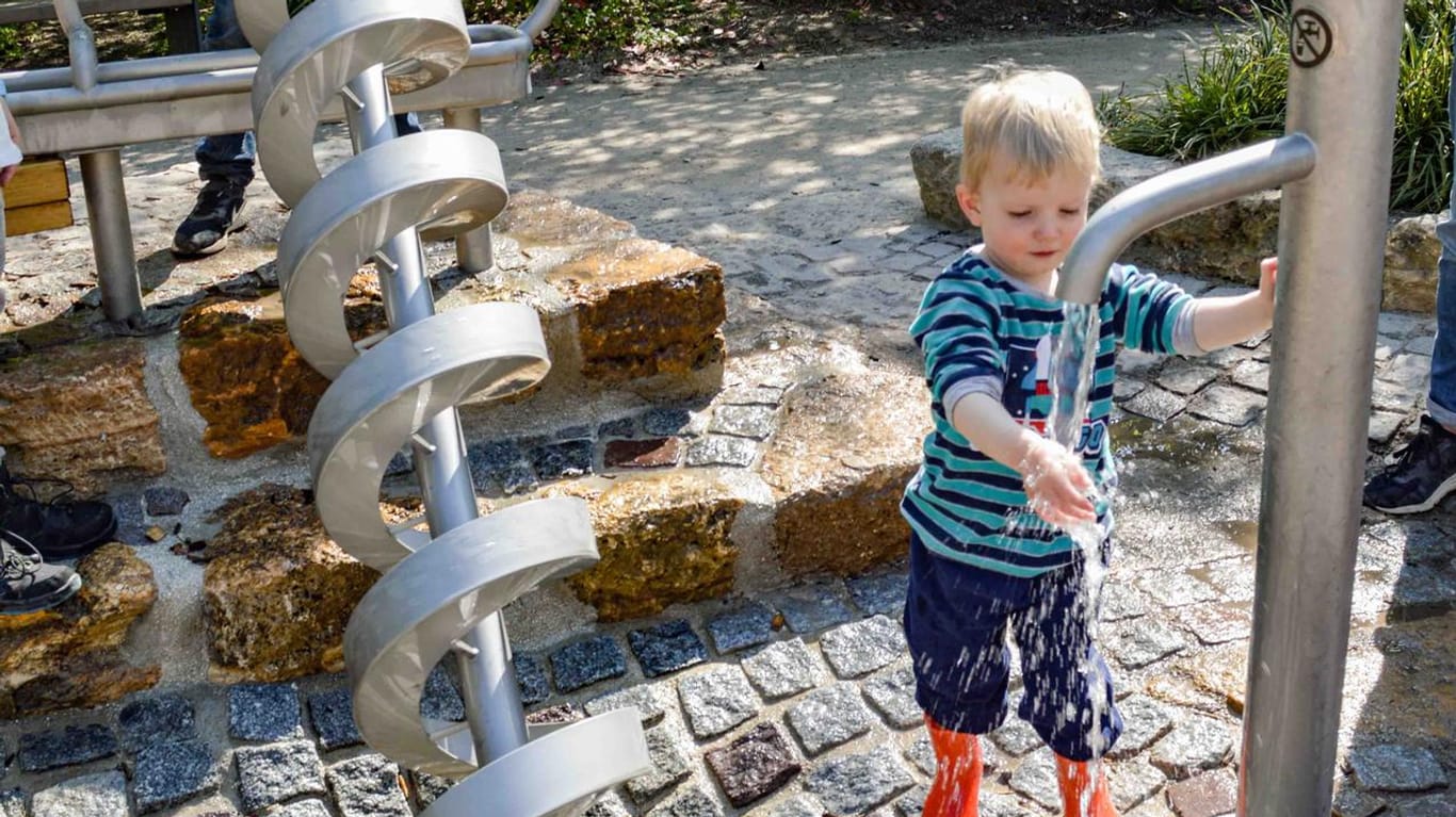Kinder in der Wilhelma in Stuttgart: Der Amazonien-Spielplatz hat nun einen größeren Wasserspielbereich mit neuen Geräten.