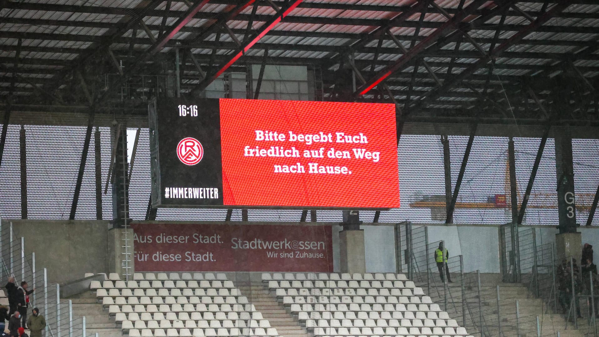 Anzeigentafel am 20. Februar (Archivbild): Das Spiel wurde beim Stand von 1:1 abgebrochen.