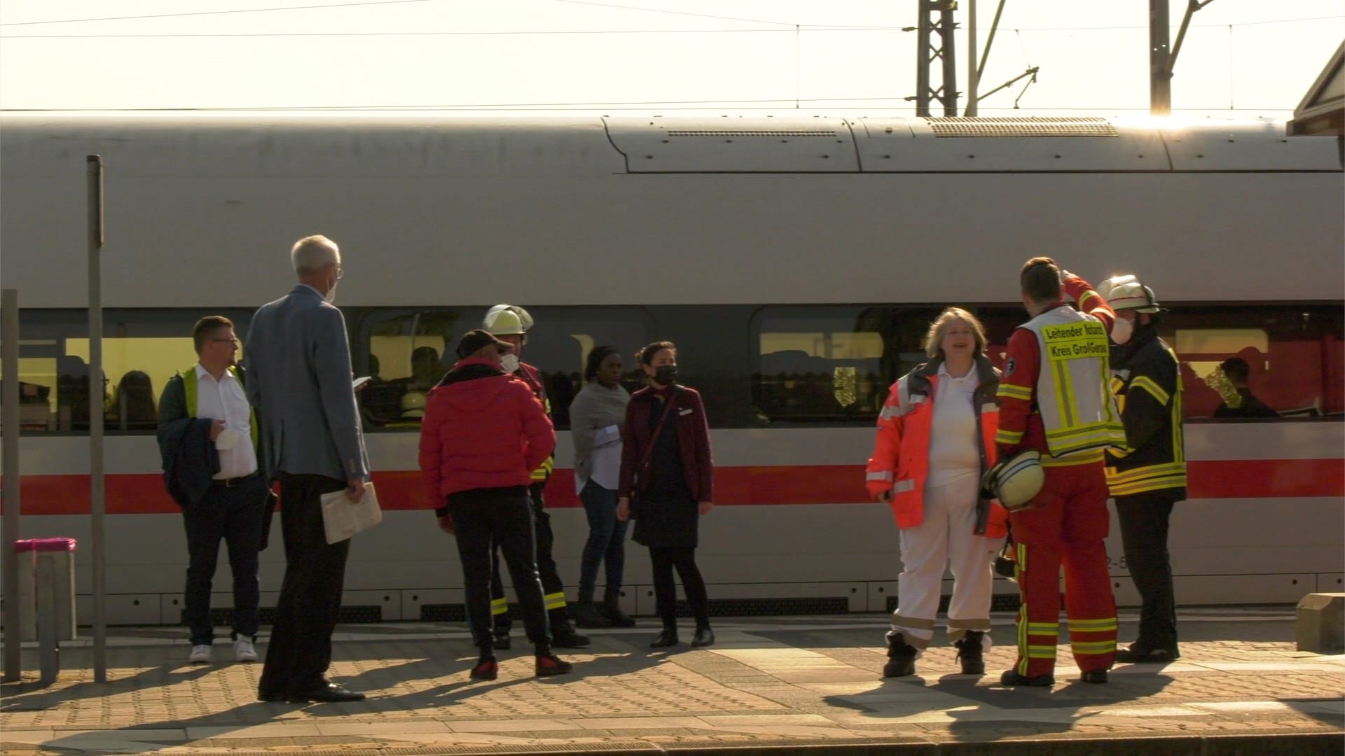 Feuerwehr am einem Bahnhof vor einem ICE: Ein Fahrgast hat im Zug geraucht.