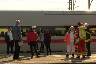 Feuerwehr am einem Bahnhof vor einem ICE: Ein Fahrgast hat im Zug geraucht.