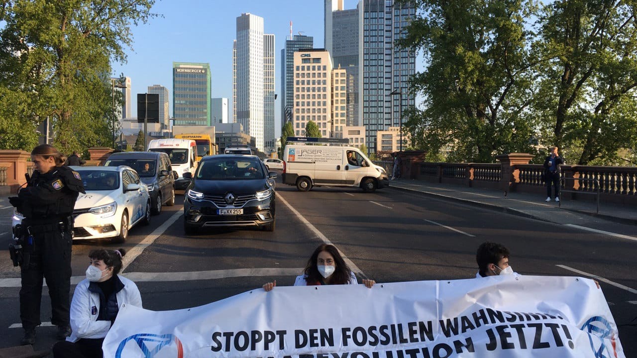 Klimaaktivisten blockieren die Untermainbrücke: Eine Stunde lang stand der Verkehr auf der Brücke still.