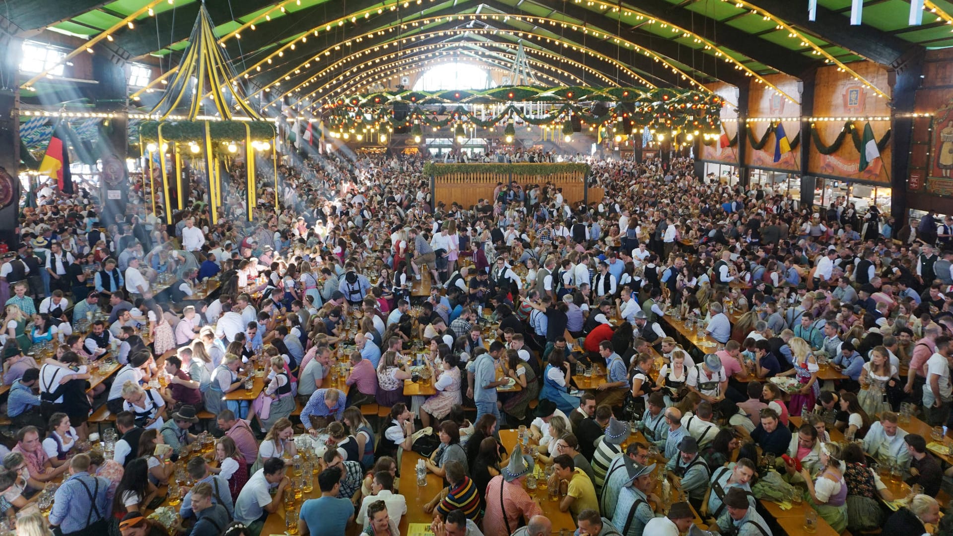 Das Wiesnzelt von Augustiner beim Oktoberfest im Jahr 2019 (Archivbild): Das diesjährige Mega-Event soll noch besser werden. Das Wiesnzelt von Augustiner beim Oktoberfest im Jahr 2019 (Archivbild): Das diesjährige Mega-Event soll noch besser werden.