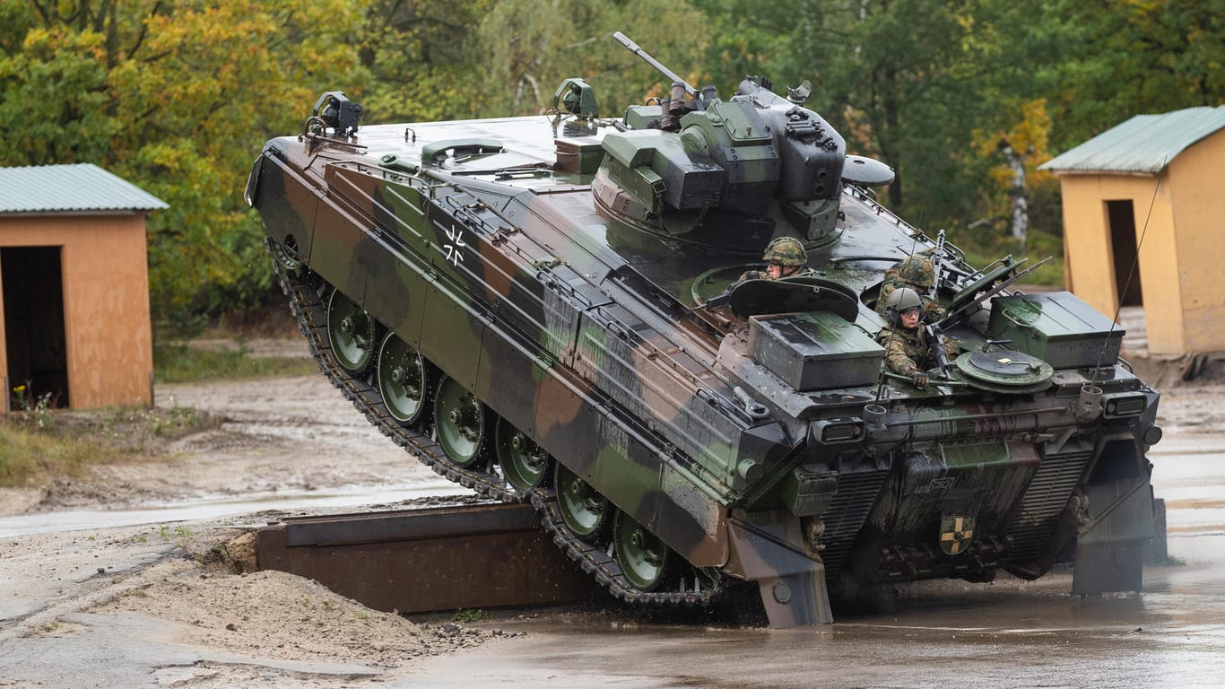 Ein Schützenpanzer der Bundeswehr vom Typ Marder: Mehr als die Hälfte der Bevölkerung wünscht sich die Lieferung schwerer Waffen an die Ukraine.