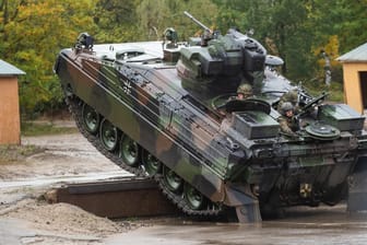 Ein Schützenpanzer der Bundeswehr vom Typ Marder: Mehr als die Hälfte der Bevölkerung wünscht sich die Lieferung schwerer Waffen an die Ukraine.