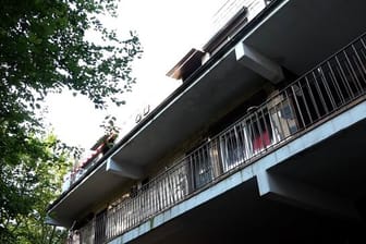 Die Unfallstelle am Wohnhaus in Mönchengladbach: Die Polizei hat den Übergang mit Flatterband abgesperrt, an dem ein Geländer abgebrochen war.