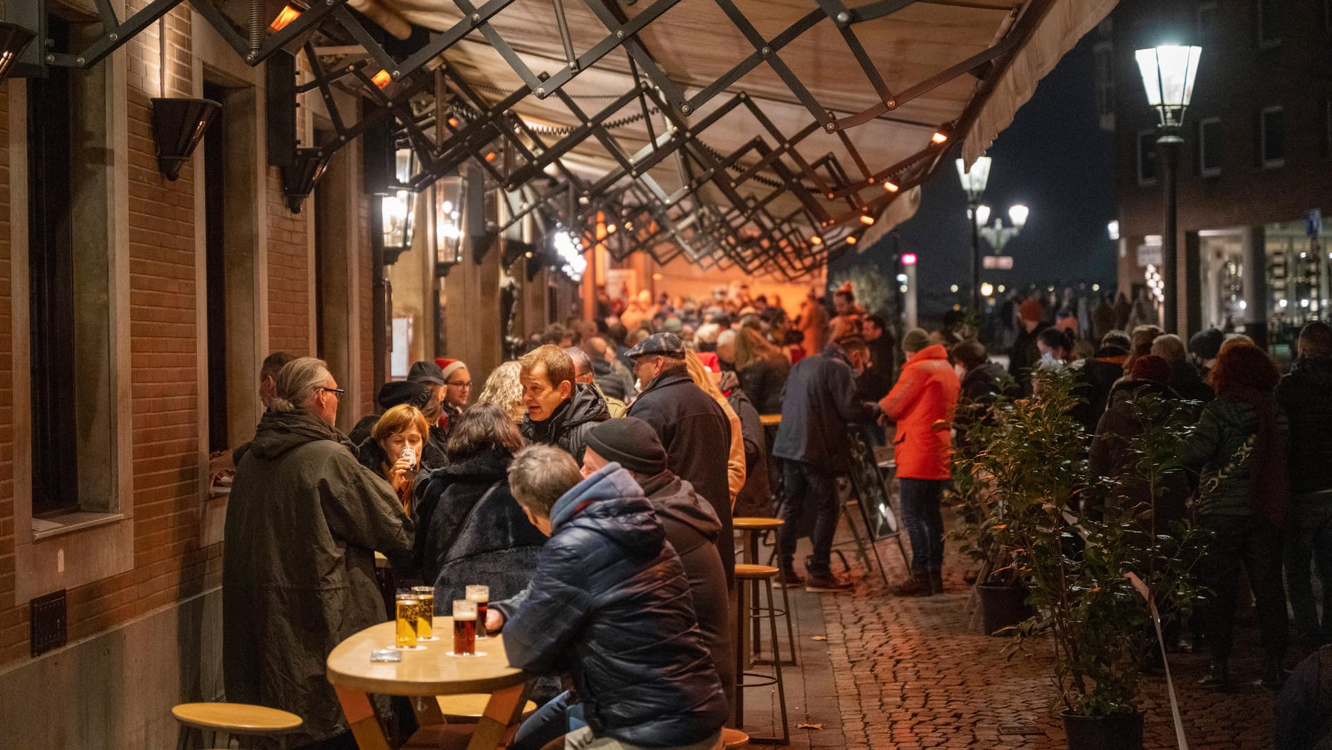 Menschen sitzen in Düsseldorf vor einer Brauerei und trinken Altbier (Symbolbild): Der Bierkonsum hat in NRW zugenommen. Menschen sitzen in Düsseldorf vor einer Brauerei und trinken Altbier (Symbolbild): Der Bierkonsum hat in NRW zugenommen.