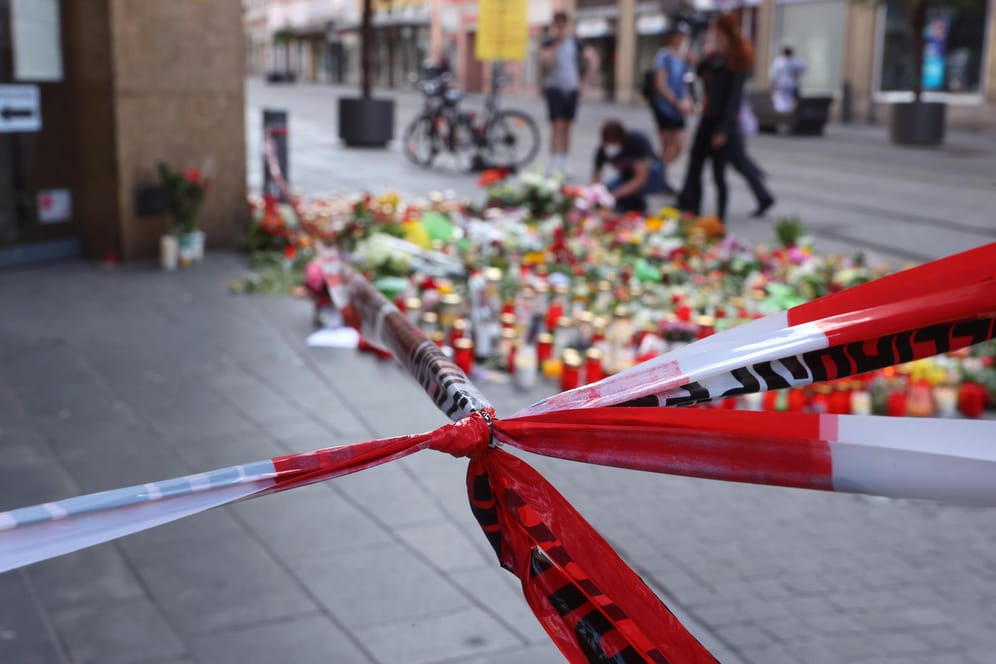 Blumen und Kerzen vor einem abgesperrten Kaufhaus, in dem der Mann Menschen mit einem Messer attackiert haben soll: Er soll wohl schon vorher auffällig gewesen sein.