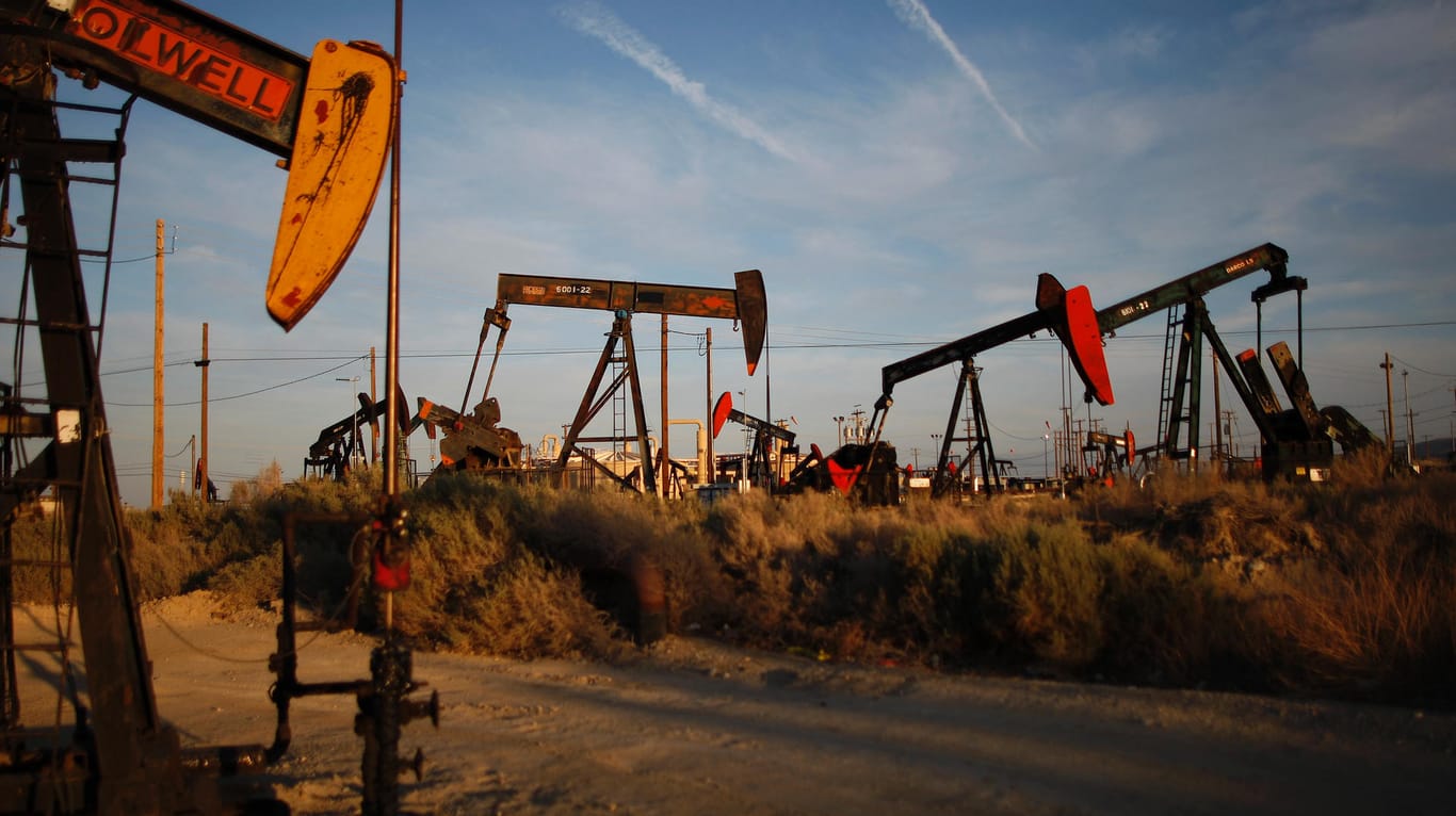Förderstelle für Fracking-Öl in den USA (Archivbild): Europa könnte aus den USA Rohöl importieren – allerdings fördern die Staaten einen Teil ihres Öls über die Fracking-Methode, die als umweltschädlich gilt.