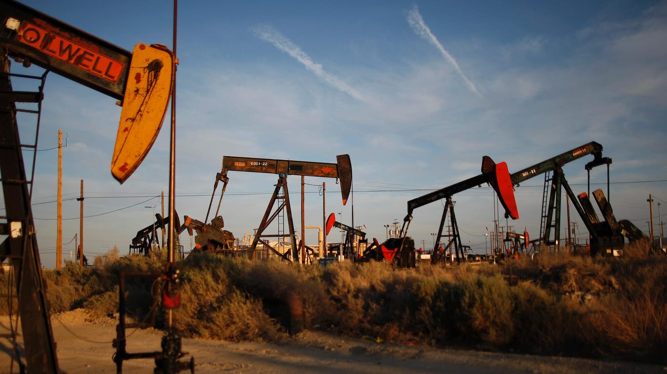 Förderstelle für Fracking-Öl in den USA (Archivbild): Europa könnte aus den USA Rohöl importieren – allerdings fördern die Staaten einen Teil ihres Öls über die Fracking-Methode, die als umweltschädlich gilt.