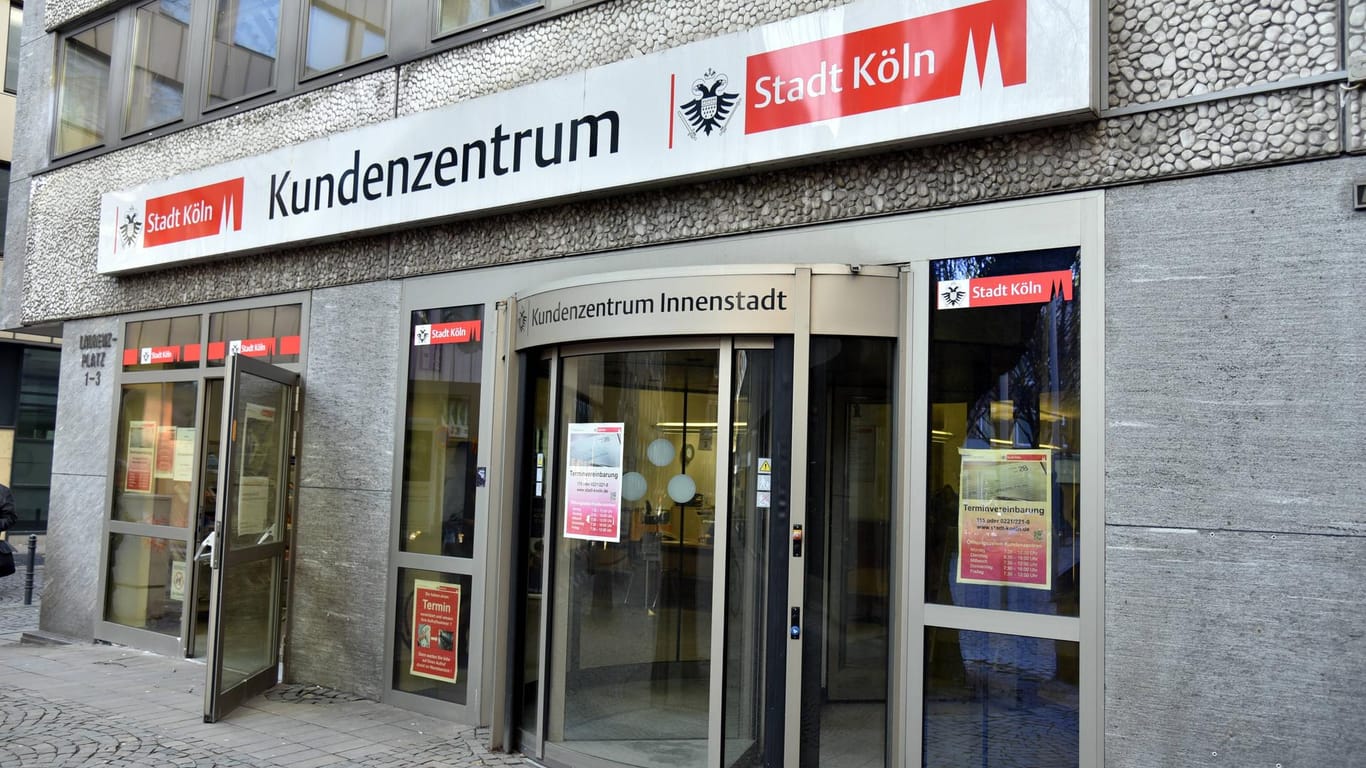 Eingang zu einem Kundenzentrum der Stadt Köln (Symbolfoto): Ein Computerprogramm sollte das städtische Angebot ergänzen, die Stadt ist allerdings wenig erfreut.