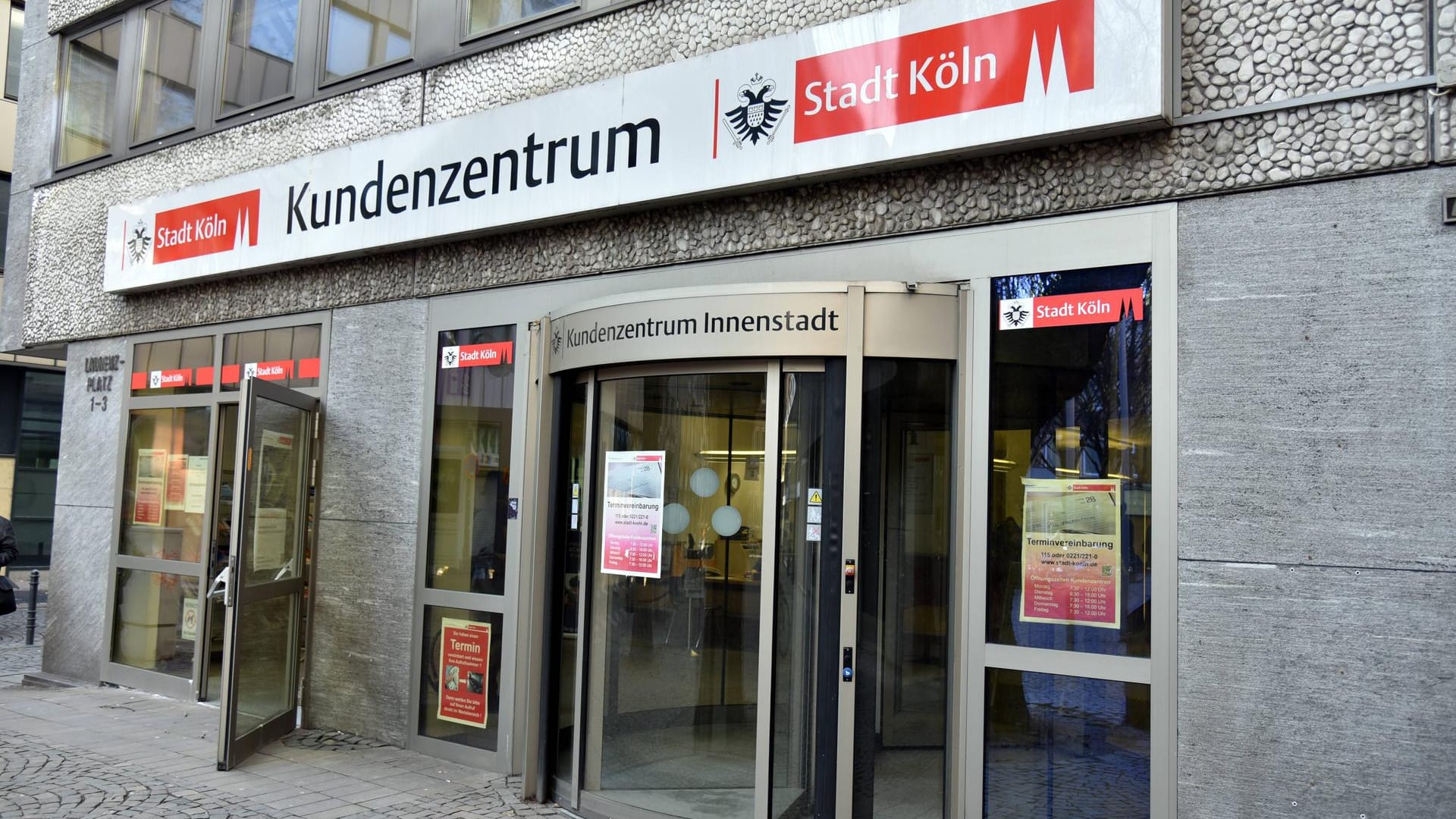 Eingang zu einem Kundenzentrum der Stadt Köln (Symbolfoto): Ein Computerprogramm sollte das städtische Angebot ergänzen, die Stadt ist allerdings wenig erfreut.