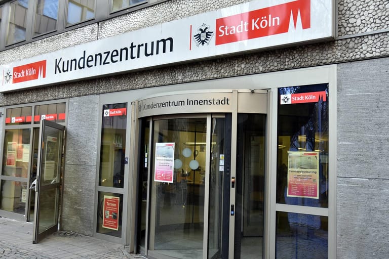 Eingang zu einem Kundenzentrum der Stadt Köln (Symbolfoto): Ein Computerprogramm sollte das städtische Angebot ergänzen, die Stadt ist allerdings wenig erfreut.