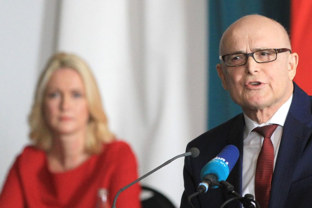 Erwin Sellering, im Hintergrund Manuela Schwesig (Archiv): "Damit ist für uns als Stiftung eine Auflösung vom Tisch", so Sellering.