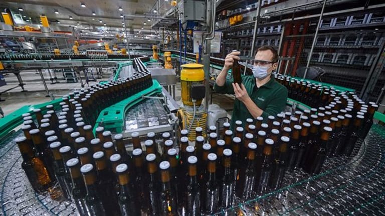 Pandemiefolgen und hohe Energiekosten: Verbraucher müssen sich auf höhere Bierpreise einstellen.