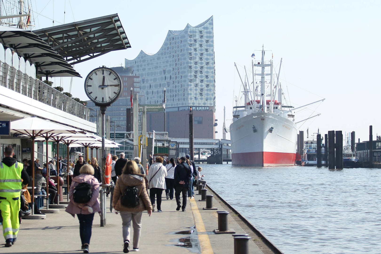 Die St. Pauli Landungsbrücken vor der Elbphilharmonie (Symbolbild): Das Wochenende verspricht einige Sonnenstunden.