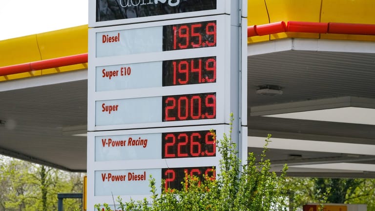 Preisanzeige einer Tankstelle (Archivbild): Diesel und Benzin waren zuletzt deutlich teurer als gewohnt.