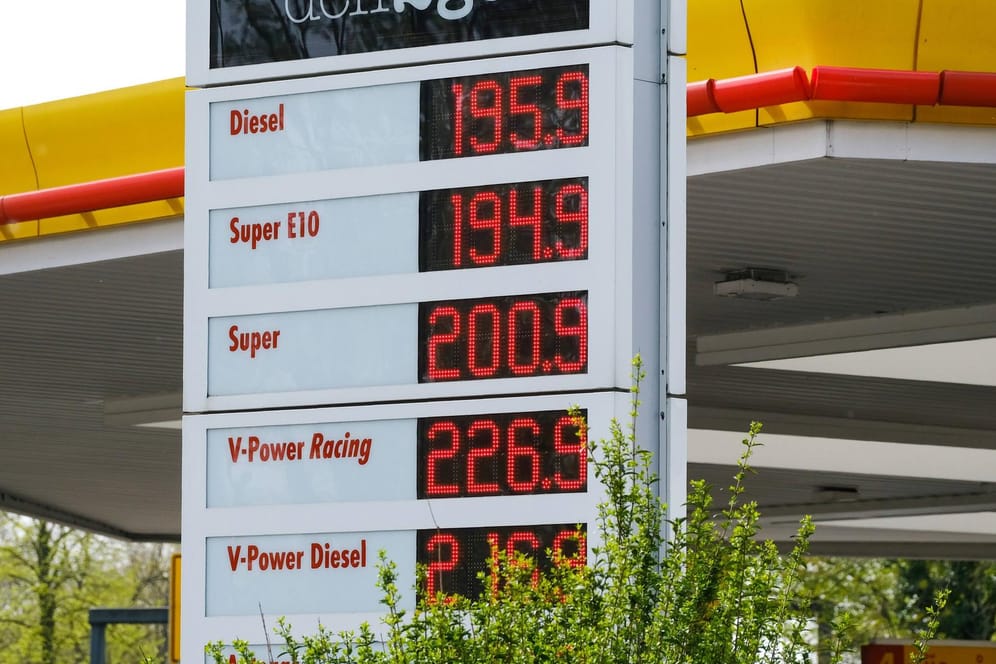 Preisanzeige einer Tankstelle (Archivbild): Diesel und Benzin waren zuletzt deutlich teurer als gewohnt.