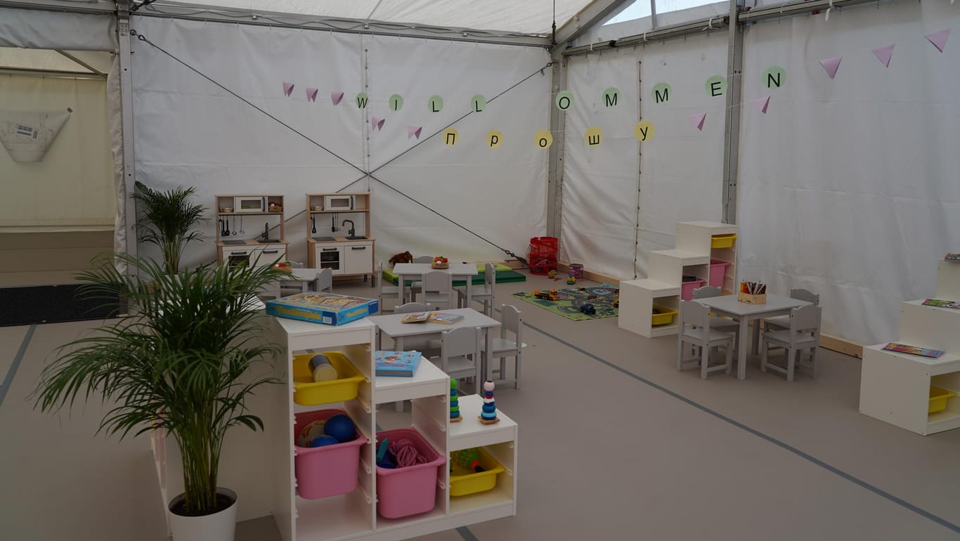 "Willkommen": Im inneren der temporären Bauten gibt es neben den Wohn- und Schlafräumen auch Aufenthalts- und Arbeitszimmer und Spielbereiche für Kinder.