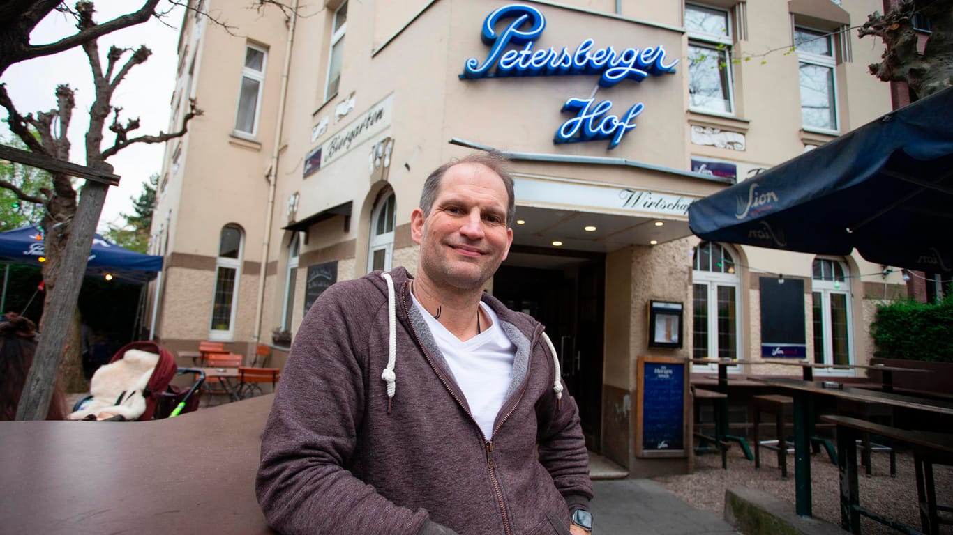 Gastronom Chris Epting vor dem "Petersberger Hof": Seit 20 Jahren betreibt der gebürtige Schwabe die Traditionsgaststätte.