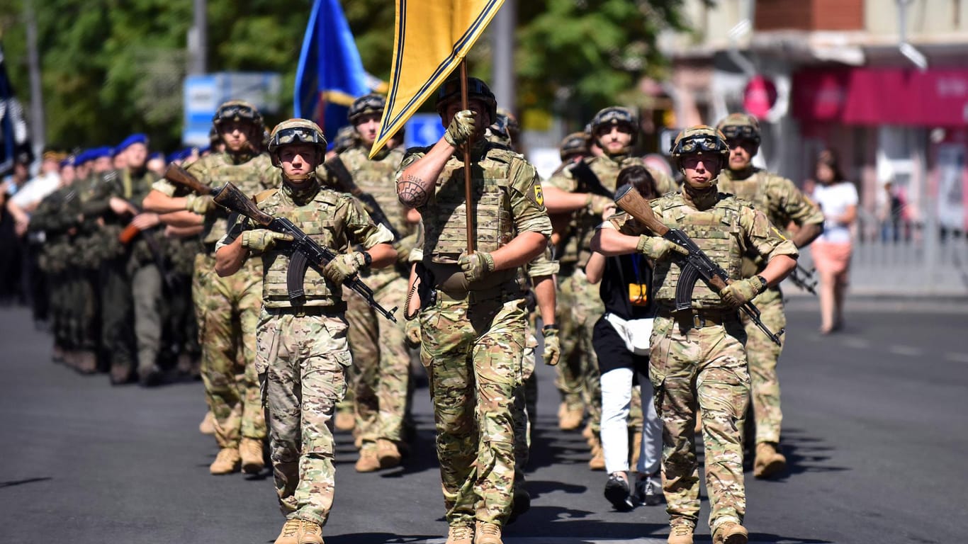 Das Asow Regiment ist eine Gruppierung, die seit Beginn des Ukraine-Konflikts 2014 gegen die prorussischen Separatisten kämpft.