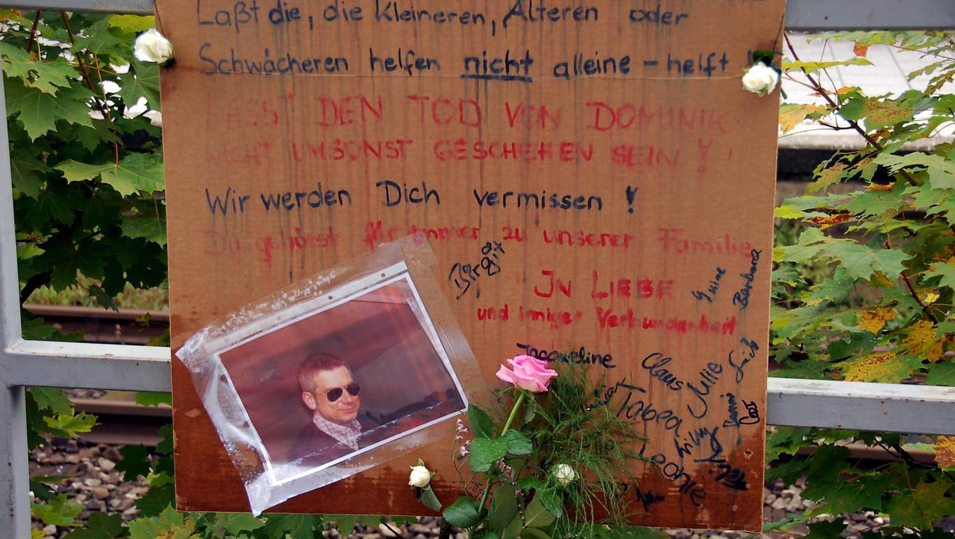 Gedenktafel für Dominik Brunner an der S-Bahn-Haltestelle Solln (Archivbild): Über den Mord im Jahr 2009 reden Brunners Freunde nun erstmals öffentlich in einer Doku.