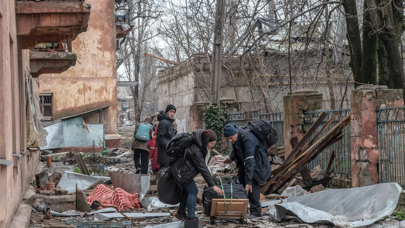 Zivilisten versuchen, mit aller Macht von dem Horror Mariupols zu fliehen.