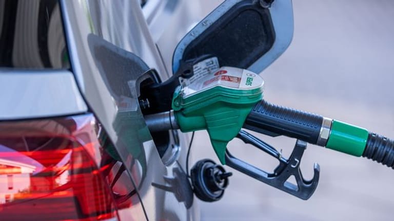 Viele Deutsche wollen sich laut einer Umfrage beim Verbrauch von Benzin oder Diesel einschränken.