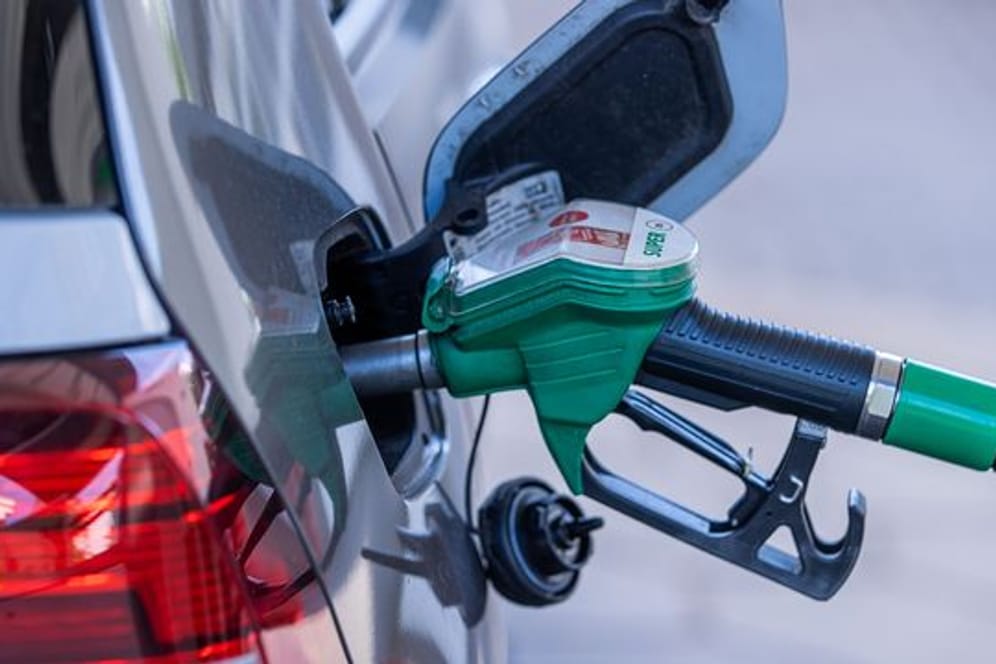 Viele Deutsche wollen sich laut einer Umfrage beim Verbrauch von Benzin oder Diesel einschränken.