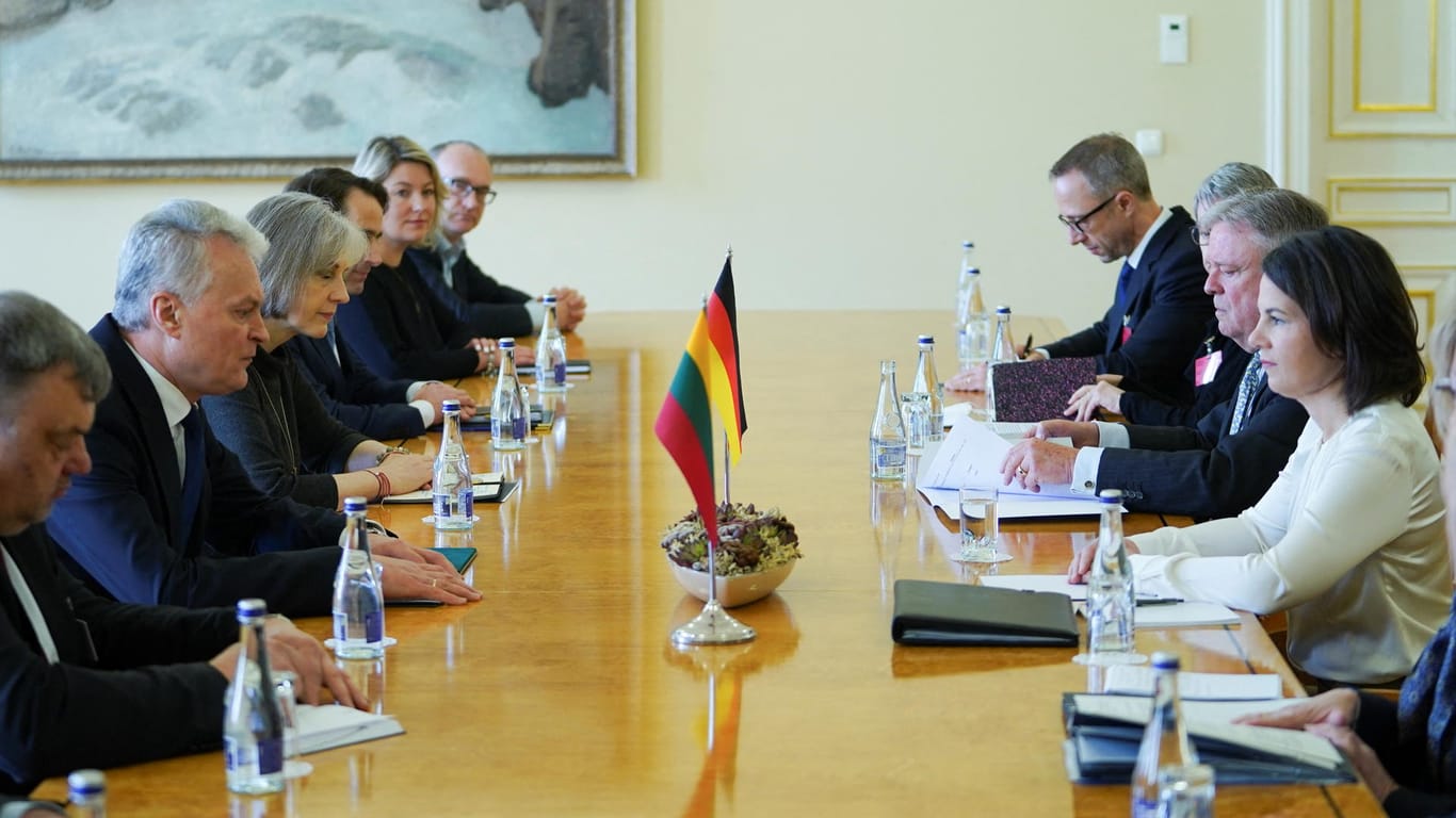 Baerbock trifft den litauischen Präsidenten Gitanas Nauseda in Vilnius: Ein sofortiges Embargo für russisches Öl und Gas bezeichnete Baerbock als nicht umsetzbar.
