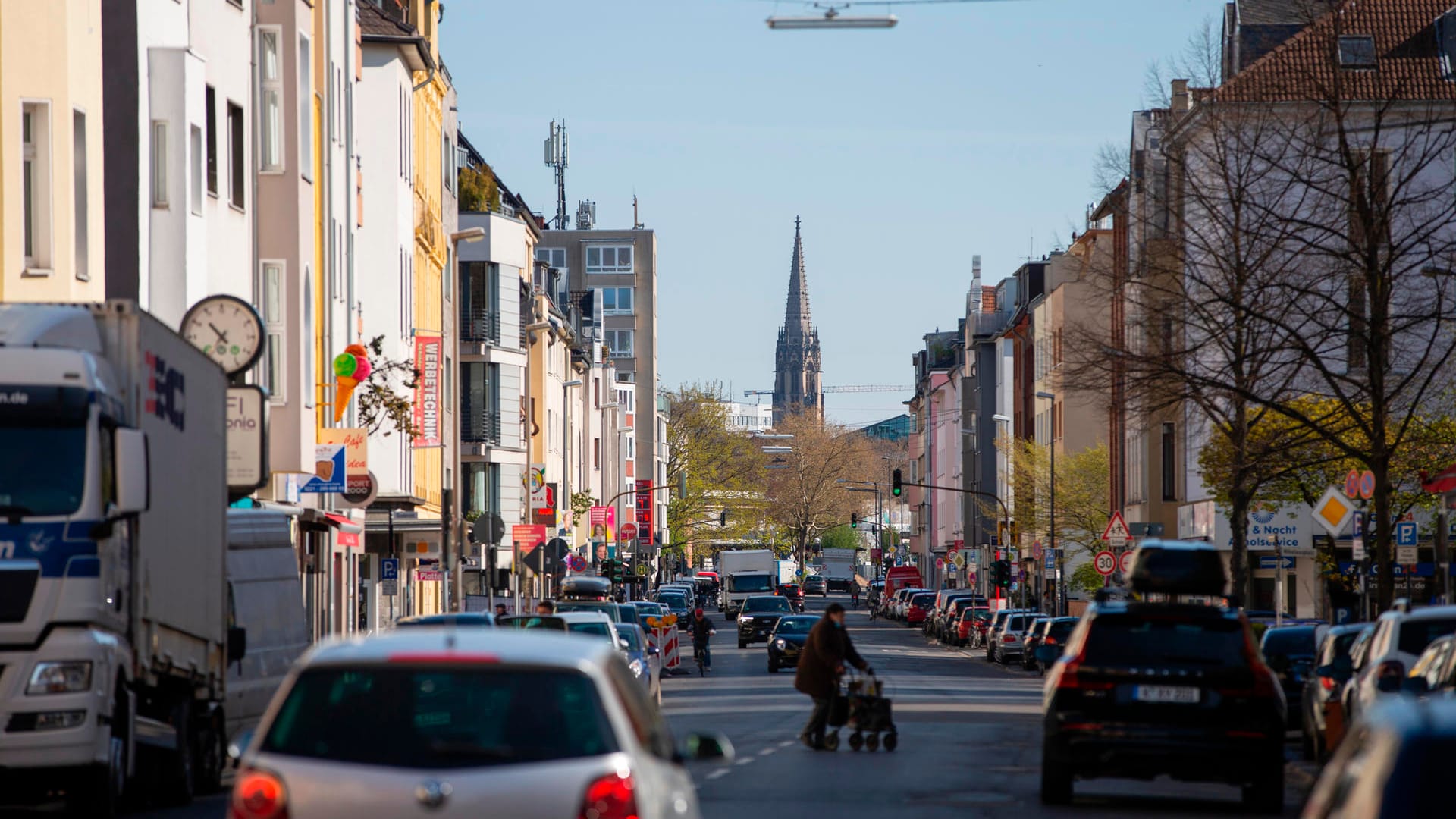 Straßen wie die Berrenrather Straße prägen das Veedel, das auch bei Studenten sehr beliebt ist.