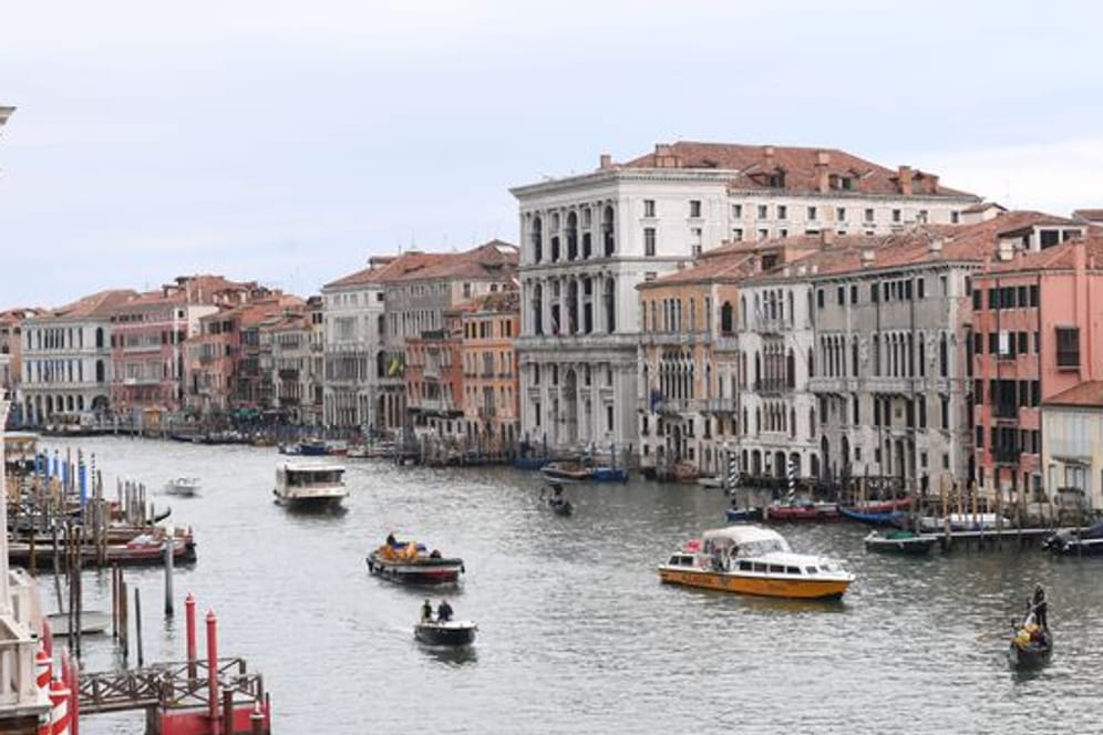 Blick auf den Canal Grande in Venedig: Alle zwei Jahre trifft sich dort die internationale Kunstwelt.