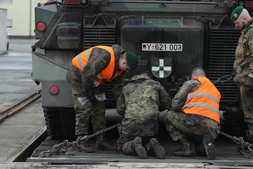 Soldaten verladen Schützenpanzer vom Typ Marder: Deutschland will sie an den Nato-Verbündeten Slowenien liefern – als Ersatz für Gerät, das an die Ukraine geht.