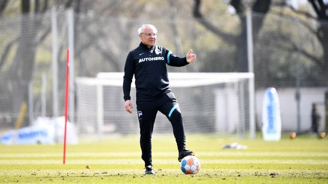 Herthas Trainer Felix Magath erklärt den Profis im Training eine Übungsform. Herthas Trainer Felix Magath erklärt den Profis im Training eine Übungsform.
