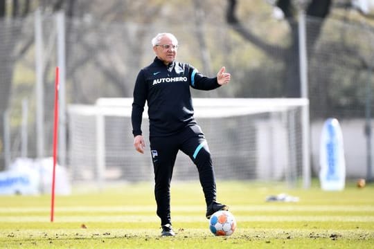 Herthas Trainer Felix Magath erklärt den Profis im Training eine Übungsform.